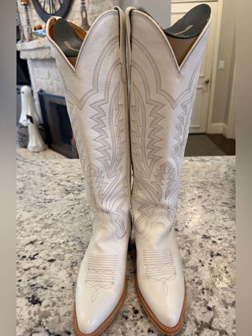 Tecovas the Abby in Snow Size 8.5- nearly perfect, only worn once!!!